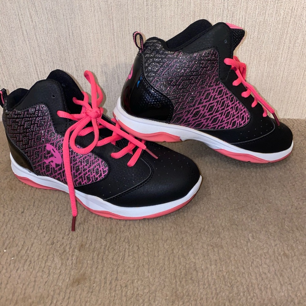 Girl’s Shaq tennis shoes